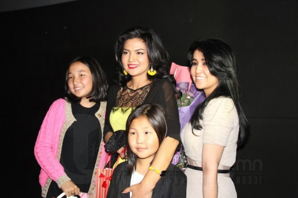 Жүжигчин Б.Хулан МУСТА цол тэмдгээр энгэрээ мялаалаа